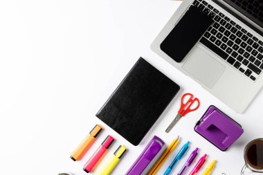 Dizüstü bilgisayarlı kompozisyon, akıllı telefon ve ofis ekipmanlı tablet. İş, ofiste çalışmak, ekipman ve araç gereç kavramı.