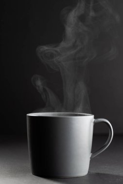 Siyah arka planda, gri kahve fincanı. Kahve, içecek ve içecekler..