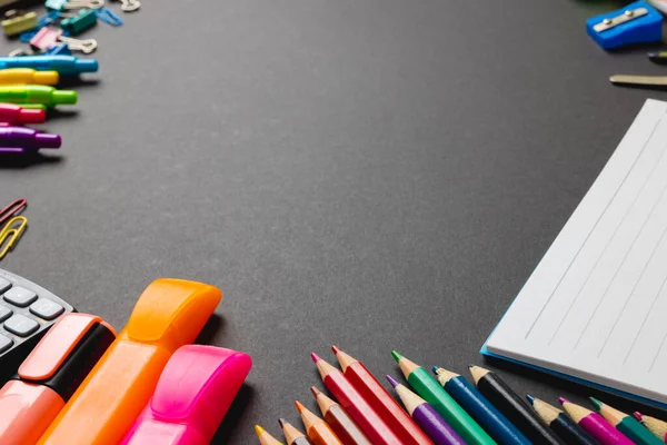 Fotokopi alanı olan gri yüzeydeki renkli okul araçlarından yapılmış çerçevenin bileşimi. Okul ekipmanları, araçlar ve yaratıcılık kavramı.