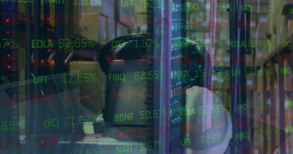 Depodaki mali verilerin resmi. İş, finans, teknoloji ve dağıtım hizmetleri kavramı dijital olarak oluşturulmuş imaj.