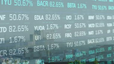 Şehirdeki finansal verilerin ve grafiklerin animasyonu. Küresel iş, finans ve ekonomi kavramı dijital olarak üretilen video.