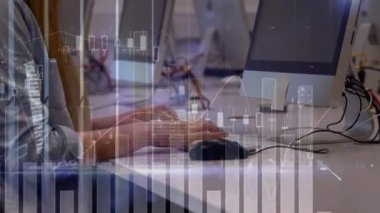 Afro-Amerikan iş kadınının ofisindeki finansal veri işleme animasyonu. Küresel iş başarısı ve dijital arayüz konsepti dijital olarak oluşturulmuş video.