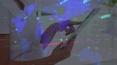 Tablet kullanan beyaz bir kadının ellerinde finansal verilerin ve grafiklerin animasyonu. Küresel iş, finans, ekonomi ve teknoloji kavramı dijital olarak oluşturulmuş video.