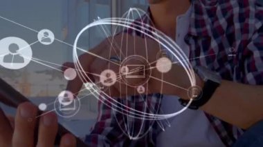 Beyaz adam üzerinden ikonlar ve beyaz çemberlerle olan bağlantıların animasyonu. Küresel eğitim, bağlantılar ve dijital arayüz kavramı dijital olarak oluşturulmuş video.