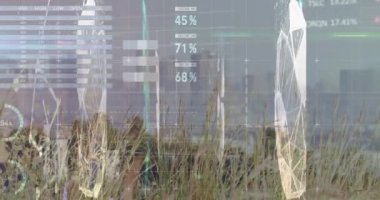 Şehir manzarası üzerinde finansal grafik ve veri işleme animasyonu. Küresel iş, finans, veri işleme ve dijital arayüz kavramı dijital olarak oluşturulmuş video.