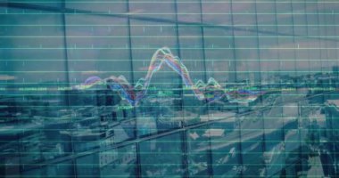 Şehir manzarası üzerinde finansal veri işleme animasyonu. Küresel iş, finans, veri işleme ve dijital arayüz kavramı dijital olarak oluşturulmuş video.