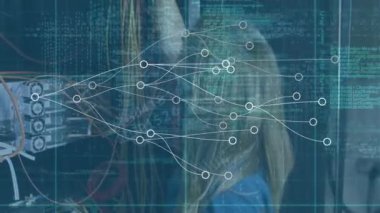 Beyaz kadının sunucuları kontrol etmesiyle ilgili veri ve bağlantıların animasyonu. Bilgisayarlar, ağ ve teknoloji konsepti dijital olarak oluşturuldu.