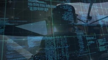 Kafkas pilot uçağı üzerinde dijital ekranda veri işleme animasyonu. Bilgisayarlar, veri işleme, ulaşım ve teknoloji konsepti dijital olarak oluşturulmuş video.