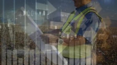 Beyaz erkek işçi ve rüzgar türbininin üzerindeki veri işleme ve okların animasyonu. Küresel iş, bilgisayar ve dijital arayüz kavramı dijital olarak oluşturulmuş video.