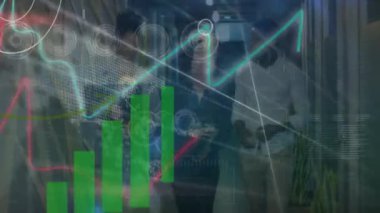 Veri işleme animasyonu ve dünya haritası ofisteki çeşitli iş adamları üzerinde. Küresel iş, bilgisayar ve dijital arayüz kavramı dijital olarak oluşturulmuş video.