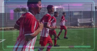 Farklı erkek futbolcuların sahada antrenman yapmaları üzerine arayüz işleme verilerinin animasyonu. Spor, rekabet, fitness ve teknoloji konsepti dijital olarak oluşturulmuş video.