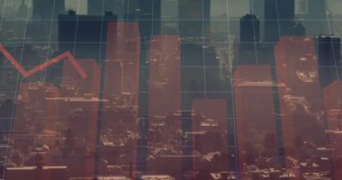 Şehir manzarası üzerinde finansal veri işleme animasyonu. Küresel iş, finans, veri işleme ve dijital arayüz kavramı dijital olarak oluşturulmuş video.