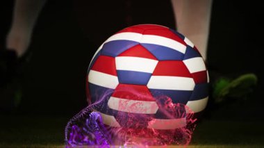 Hollanda bayrağı animasyonu ve futbolcu topa vuruyor. Küresel spor, vatanseverlik ve dijital arayüz kavramı dijital olarak üretilen video.