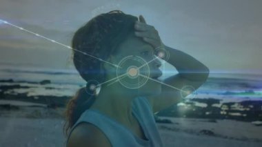 Afrikalı Amerikalı bir kadının koşması ile ilgili bağlantı ağının animasyonu. Dijital olarak oluşturulmuş küresel bağlantılar, veri işleme ve dijital arayüz kavramı.