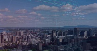 Şehir manzarası üzerinde finansal veri işleme animasyonu. Küresel iş, finans, veri işleme ve dijital arayüz kavramı dijital olarak oluşturulmuş video.