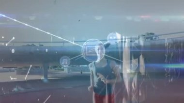 Melez kadınların koşması üzerine simgelerle bağlantı ağının animasyonu. Dijital olarak oluşturulmuş küresel bağlantılar, veri işleme ve dijital arayüz kavramı.