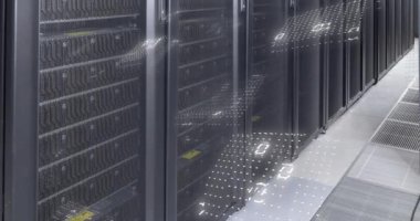 Sunucu odasında dijital veri işleme animasyonu. Dijital olarak oluşturulmuş küresel bağlantılar, veri işleme ve dijital arayüz kavramı.