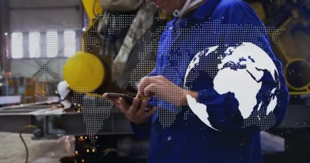 Animation World Map Caucasian Male Worker Using Tablet Global Business — Αρχείο Βίντεο