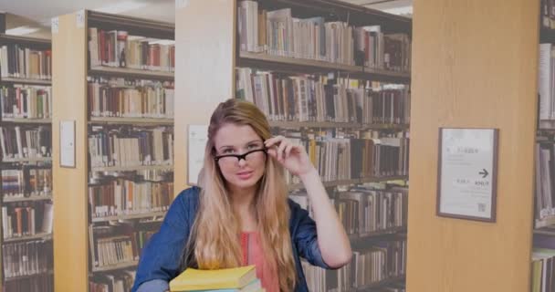 Animatie Van Dag Van Het Wereldboek Blanke Vrouw Met Boeken — Stockvideo