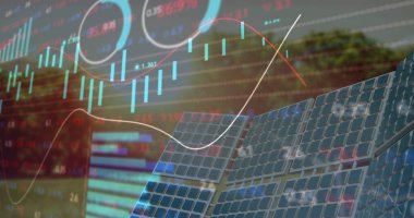 Güneş paneli ve peyzaj üzerinde veri işleme resmi. Küresel teknoloji ve dijital arayüz konsepti dijital olarak oluşturuldu.