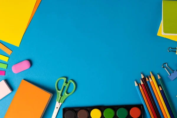 Samenstelling Van Kleurrijke Schoolspullen Met Schaar Lege Kaarten Blauw Oppervlak — Stockfoto