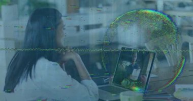 Dizüstü bilgisayar kullanan melez bir kadının veri işleme ve küresinin animasyonu. Küresel iş ve dijital arayüz kavramı dijital olarak oluşturulmuş video.