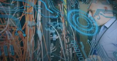 İnsan beyninin ve dürbünün dünya haritasını taramasının animasyonu. Küresel iş dijital arayüzü teknolojisi ve dijital olarak oluşturulan ağ konsepti.