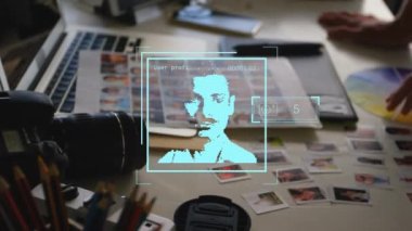 Ofiste çalışan tasarımcı üzerinde tarayıcı dijital portresi ve veri işleme animasyonu. Teknoloji, iletişim ve yaratıcılık kavramı dijital olarak oluşturuldu.