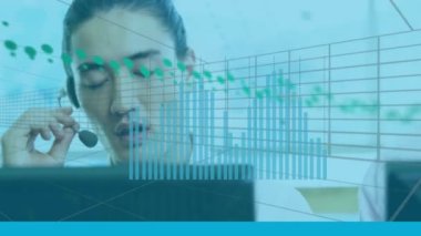 Ofisteki çeşitli erkek danışmanlarla ilgili finansal grafiklerin ve verilerin animasyonu. Küresel iş, finans, ekonomi ve teknoloji kavramı dijital olarak oluşturulmuş video.