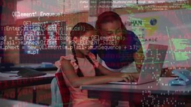 Okulda dizüstü bilgisayar kullanan melez kadın öğretmen ve kızın veri işleme animasyonu. Okul, eğitim ve teknoloji konseptiyle dijital olarak üretilen video.