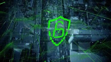 Dijital asma kilit ve yol trafiği ve şehir manzarası üzerindeki yeşil çizgilerin animasyonu. Veri güvenliği, ağ ve ulaşım konsepti dijital olarak oluşturuldu.