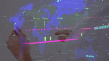 Tablet kullanan beyaz bir kadının ellerinde finansal verilerin ve grafiklerin animasyonu. Küresel iş, finans, ekonomi ve teknoloji kavramı dijital olarak oluşturulmuş video.