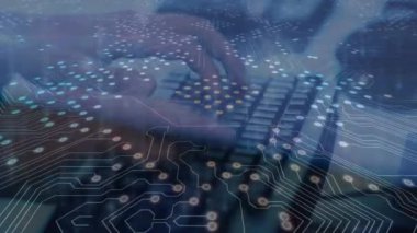 Bilgisayar devre kartının klavyede el yazısı üzerindeki animasyonu. Küresel iş, bilgisayar ve dijital arayüz kavramı dijital olarak oluşturulmuş video.