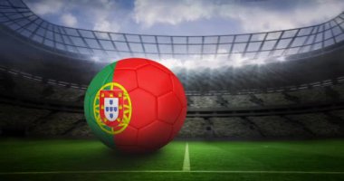 Stadyumdaki futbol maçında Portekiz bayrağının canlandırılması. Küresel spor, vatanseverlik ve dijital arayüz kavramı dijital olarak üretilen video.