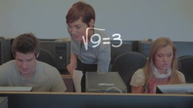 Kafkas öğrencilerin bilgisayar kullanması üzerine matematik formüllerinin animasyonu. Okul, eğitim ve teknoloji konseptiyle dijital olarak üretilen video.