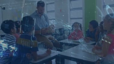 Kafkas erkek öğretmen ve çeşitli öğrenci sınıfları üzerinde veri işleme animasyonu. Okul, eğitim, finans ve veri işleme kavramı dijital olarak oluşturulmuş video.