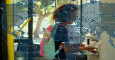 Otobüsle seyahat eden mutlu melez kızın dünya haritası ve veri işleme animasyonu. Küresel iletişim, seyahat ve dijital arayüz kavramı dijital olarak oluşturulmuş video.