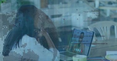 Dizüstü bilgisayar kullanan melez insanların dijital arayüzünün animasyonu. Dijital olarak oluşturulmuş küresel bağlantılar, veri işleme ve dijital arayüz kavramı.