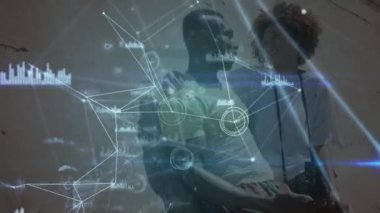 Bağlantı ağının animasyonu ve açık havada mutlu Afro-Amerikan çiftler üzerinden veri işleme. Dijital olarak oluşturulan küresel iletişim ve veri paylaşım kavramı.