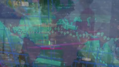 Veri işleme animasyonu ve dünya haritası ofisteki çeşitli iş adamları üzerinde. Küresel iş, bilgisayar ve dijital arayüz kavramı dijital olarak oluşturulmuş video.