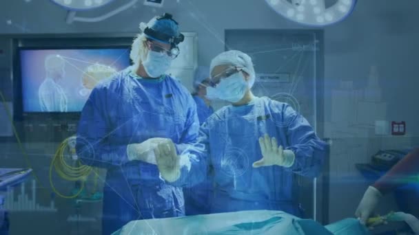 Animación Interfaz Digital Sobre Cirujanos Quirófano Medicina Global Tecnología Procesamiento — Vídeo de stock