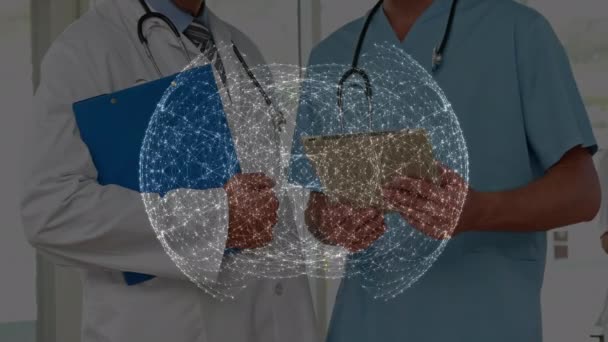 Animación Red Global Comunicación Través Sección Media Dos Médicos Varones — Vídeo de stock