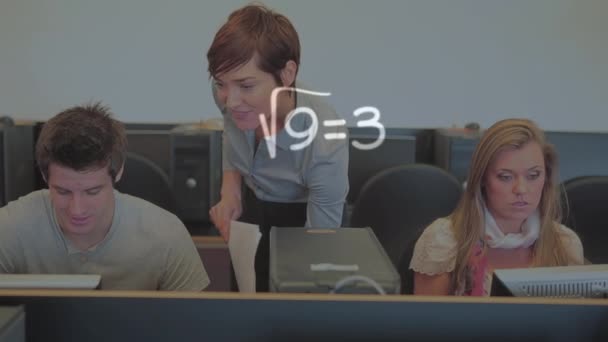 Animação Fórmulas Matemáticas Sobre Estudantes Caucasianos Usando Computadores Escola Educação — Vídeo de Stock