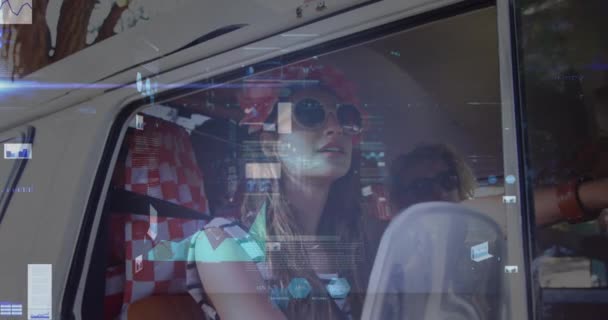 車の中で2人の白人以上のデジタルデータ処理のアニメーション グローバル接続 データ処理 デジタルインターフェイスの概念デジタル生成されたビデオ — ストック動画