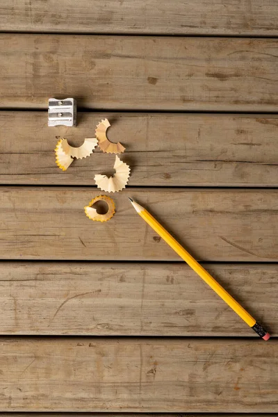 Verticale Afbeelding Van Potlood Slijper Schillen Houten Ondergrond Schooluitrustingen Hulpmiddelen — Stockfoto