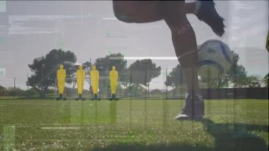 Çeşitli erkek futbol oyuncularının antrenmanlarının bacaklarının üzerinde grafikler ve finansal verilerin animasyonu. Spor, futbol, finans ve ekonomi konsepti dijital olarak oluşturulmuş video.