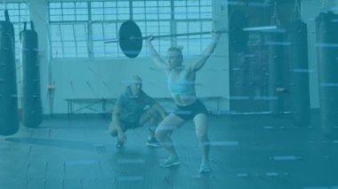 Spor salonunda ağırlık kaldıran farklı çiftlerin veri işleme animasyonları. Küresel spor, bilgisayar ve dijital arayüz kavramı dijital olarak oluşturulmuş video.