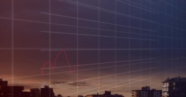 Şehir manzarası üzerinde finansal veri işleme animasyonu. Küresel iş, finans, veri işleme ve dijital arayüz kavramı dijital olarak oluşturulmuş video.