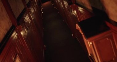 Karanlık iç kısımda eski tahta panelli koridorun animasyonu. Korku, korku ve gerilim konsepti dijital olarak oluşturulmuş video.