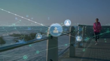 Melez kadınların koşması üzerine simgelerle bağlantı ağının animasyonu. Dijital olarak oluşturulmuş küresel bağlantılar, veri işleme ve dijital arayüz kavramı.